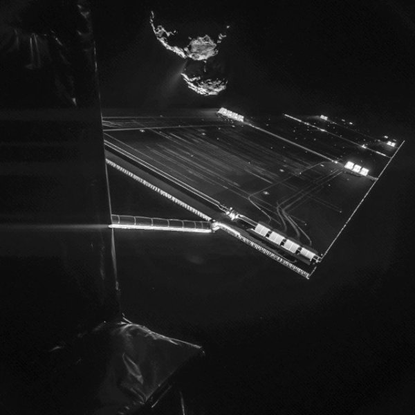 A 67P/Churyumov-Gerasimenko-üstökös magja és a Rosetta-szonda az egyik napelemtáblával egy különleges  ”űr-szelfi” képen (2014. október 7., 16 kilométeres távolság). (ESA Rosetta Philae CIVA)
